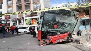 Kontrolden çıkan belediye otobüsü duvara çarptı: 10 yaralı