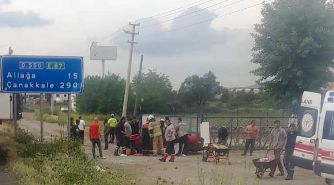 Aliağa'da Trafik Kazası Otomobil ile Kamyon Çarpıştı