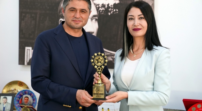 Aliağa'nın Ödüllü Öğretmeni Funda Kurtkaya'dan Başkan Serkan Acar'a Teşekkür Ziyareti