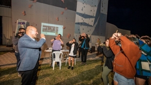 Başkan Soyer çadır kampta gençleri ziyaret etti