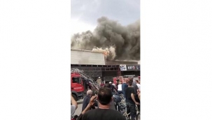 Bornova'daki yangın 4 iş yerine sıçradı