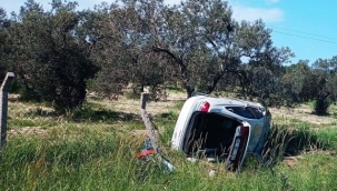 Candarlı 'da takla atan otomobildeki 2 kişi Yaralandı