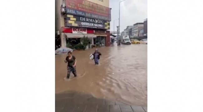 Yağmur İzmir Çiğli'yi vurdu, vatandaşlar dizine kadar sularda yürüdü