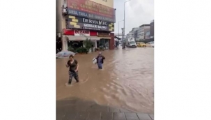 Yağmur İzmir Çiğli'yi vurdu, vatandaşlar dizine kadar sularda yürüdü