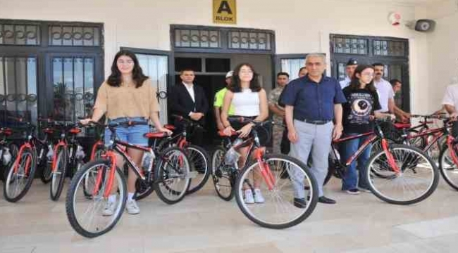 Aliağa'da dereceye giren öğrencilere bisiklet hediyesi