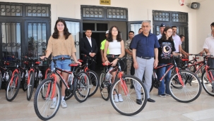 Aliağa'da dereceye giren öğrencilere bisiklet hediyesi