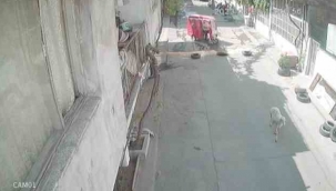 Kesim esnasında kaçan kurbanlık koyunun çalınma anı kameraya yansıdı