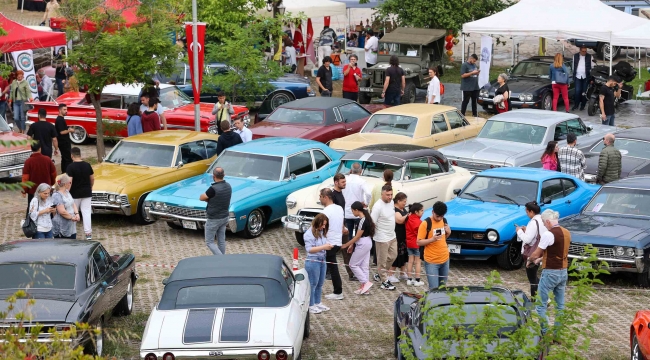 Klasik otomobil tutkunları Buca'da buluştu