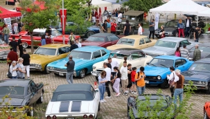 Klasik otomobil tutkunları Buca'da buluştu