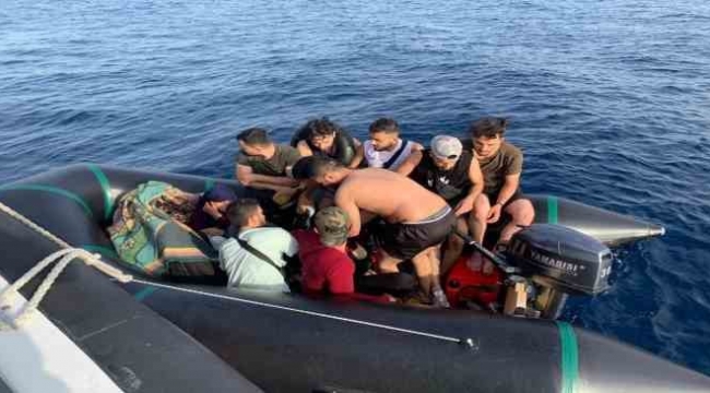 İzmir'de 54 düzensiz göçmen ve 1 göçmen kaçakçısı yakalandı