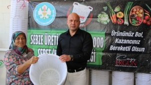 Manisa Alaşehir ve Sarıgöl'de sepetleri teslim etti