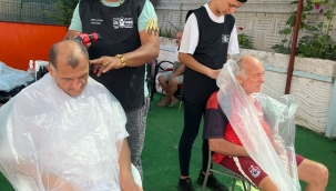 Aliağa'lı  berberler, huzurevi sakinlerini tıraş etti