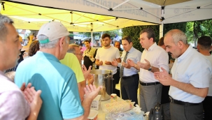 Bergama Belediye Başkanı Hakan Koştu aşure dağıttı