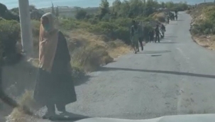 Botları batan göçmenler yüzerek kurtuldu