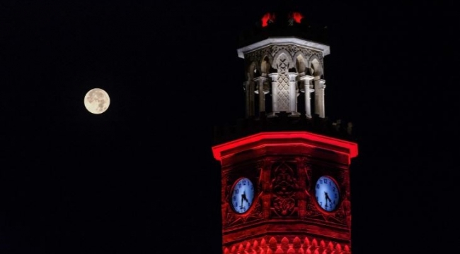 İzmir'de "Mavi Ay" seyirlik manzara oluşturdu
