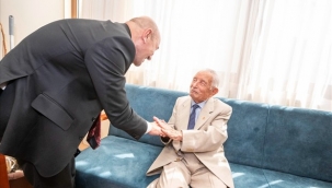 Başkan Soyer asırlık çınar İsmail İnceboy'u ziyaret etti