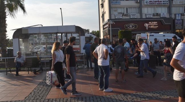 Demokrasi Meydanında Otomobil 3 kişiye çarptı :2 yaralı 