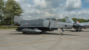 F-4 savaş uçağından parça düştü!