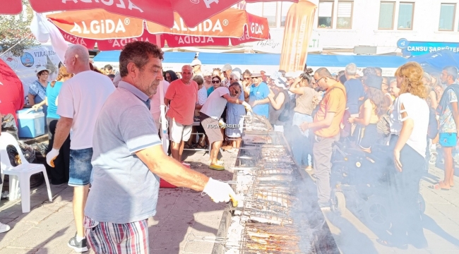 FOÇALI BALIKÇILAR 2 BİN KİŞİYE BALIK EKMEK DAĞITIP DENİZE AÇILDILAR