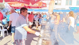 FOÇALI BALIKÇILAR 2 BİN KİŞİYE BALIK EKMEK DAĞITIP DENİZE AÇILDILAR