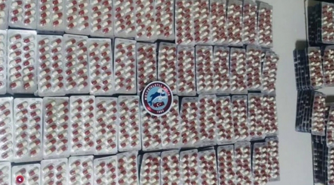 İzmir'de yunus ekipleri, taksideki şüphelilerden binlerce sentetik ecza ele geçirdi