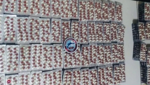 İzmir'de yunus ekipleri, taksideki şüphelilerden binlerce sentetik ecza ele geçirdi