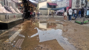 İzmir'i sağanak vurdu: Cadde ve sokaklar göle döndü