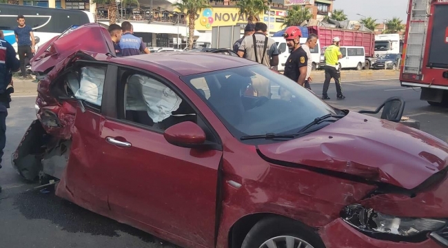  Menemen de Servis Minibüsü ile otomobil çarpıştı 7 yaralı 