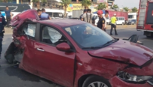  Menemen de Servis Minibüsü ile otomobil çarpıştı 7 yaralı 