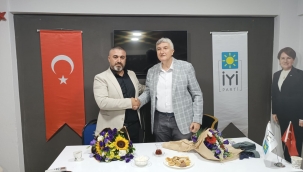 Çobanoğlu İYİ Parti Bayraklı'da Bayrağı Devir Etti Yeni Bayrak İçin Yola Çıktı.!"