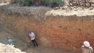 DEÜ Gümüldür Fayını İnceliyor 