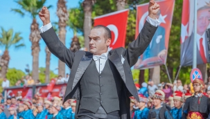 Menemen'de On Binler Cumhuriyet Aşkıyla Yürüdü