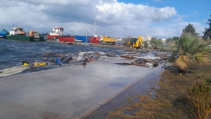 Aliağa'da Tekne Parçalandı