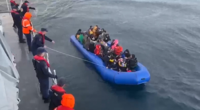 Balıkesir'in Ayvalık ilçesinde 56 düzensiz göçmen yakalandı.