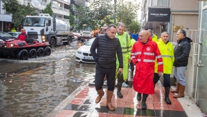 Başkan Soyer, deniz kabarmasının tsunami etkisi yarattığı Kordon'da 