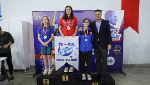 Geleceğin milli yüzücüleri Aliağa'da Atatürk için kulaç attı