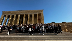 Genç İzmirliler Ata'nın huzurunda