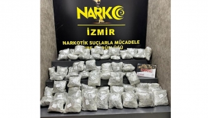 İzmir'de bir kargo firmasında yaklaşık 40 kg esrar ele geçirildi