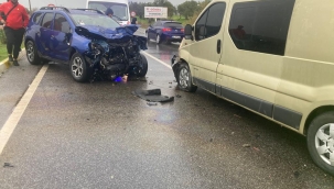 AYVALIK'TA ZİNCİRLEME TRAFİK KAZASI; 8 YARALI