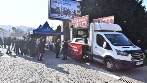 Büyükşehir şehitler için helva ve lokma dağıttı