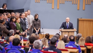 "İzmir farklı, güçlü, bütün Türkiye için ışık saçmaya devam ediyor"