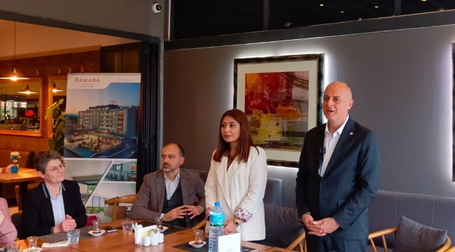 İyi Parti Adayı Ümit Özlale: "Serkan Acar Başarılı bir Belediye Başkanı"
