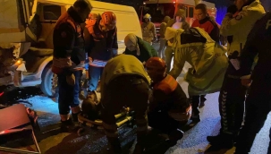 Temizlik Aracına çarpan sürücü, sıkışan araçtan güçlükle kurtarıldı