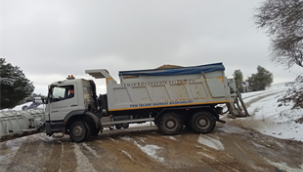 Yılın ilk kar yağışında kapanan yollar açılıyor