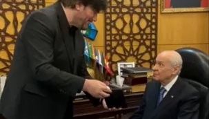 Ahmet Şafak'tan Devlet Bahçeli'ye çifte takdim