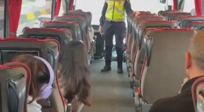 İzmir jandarmasından yolculara emniyet kemeri bilgilendirmesi