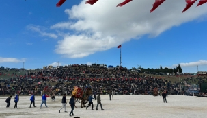 Kınık'ta develerin güreştiği festival, renkli görüntülere sahne oldu