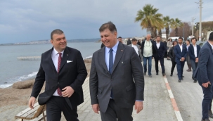 Mezattan fener balığı aldı, sahilde yürüdü