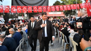 Başkan Tugay, depremin vurduğu Manavkuyu'da iftara katıldı