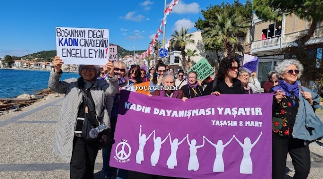 Foça Barış Kadınları Renklerle Yürüdü